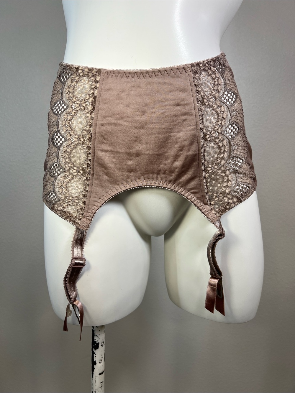 Victoria's Secret Vintage Lace-Trim Garter Belt - Taupe M/L dated 09/ 1999